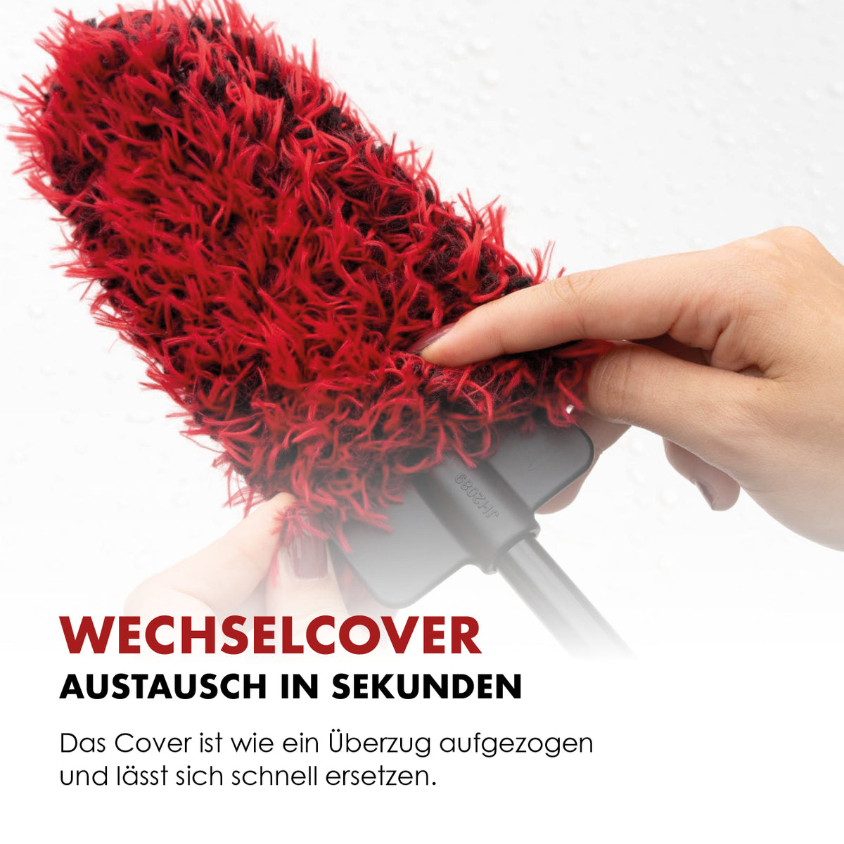 Rotes Wechselcover wird vom flachen Bürstenkopf abgezogen