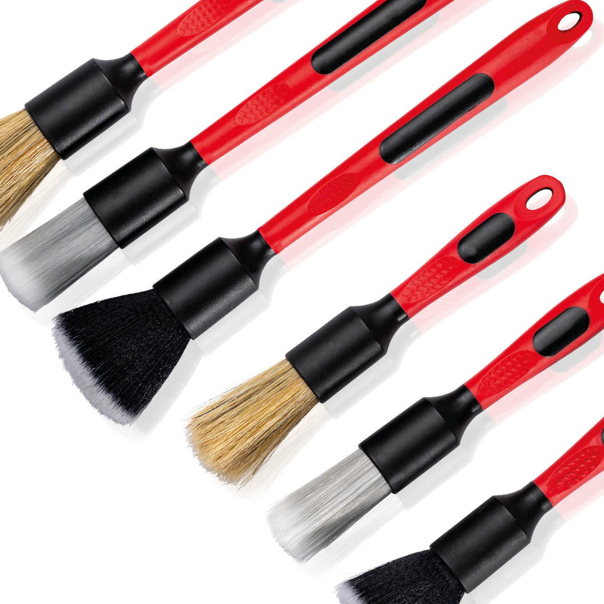 Sechs Detailing-Pinsel des Sets in der Gesamtansicht