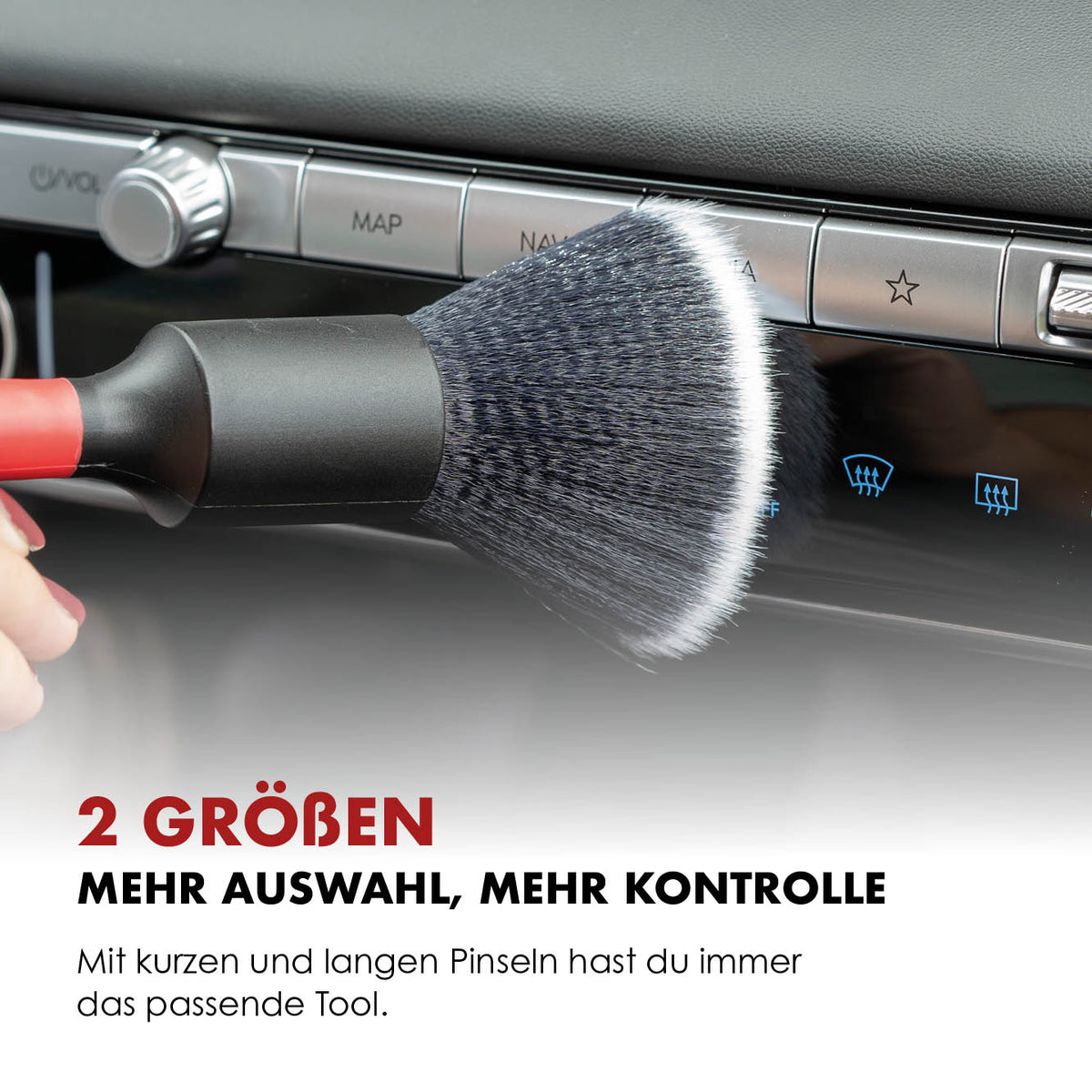 Weicher Detailing-Pinsel bei der Reinigung im Fahrzeuginnenraum