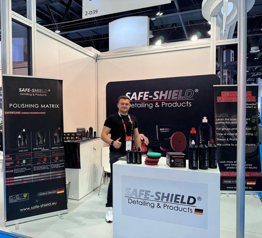 Tim Kohl i Safe-Shields mässmonter i Dubai med produkter och polerrondeller